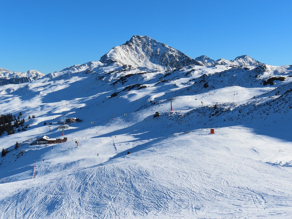 Blick über die oberen Hänge des Skigebiets hinweg zur Jaufenspitze
