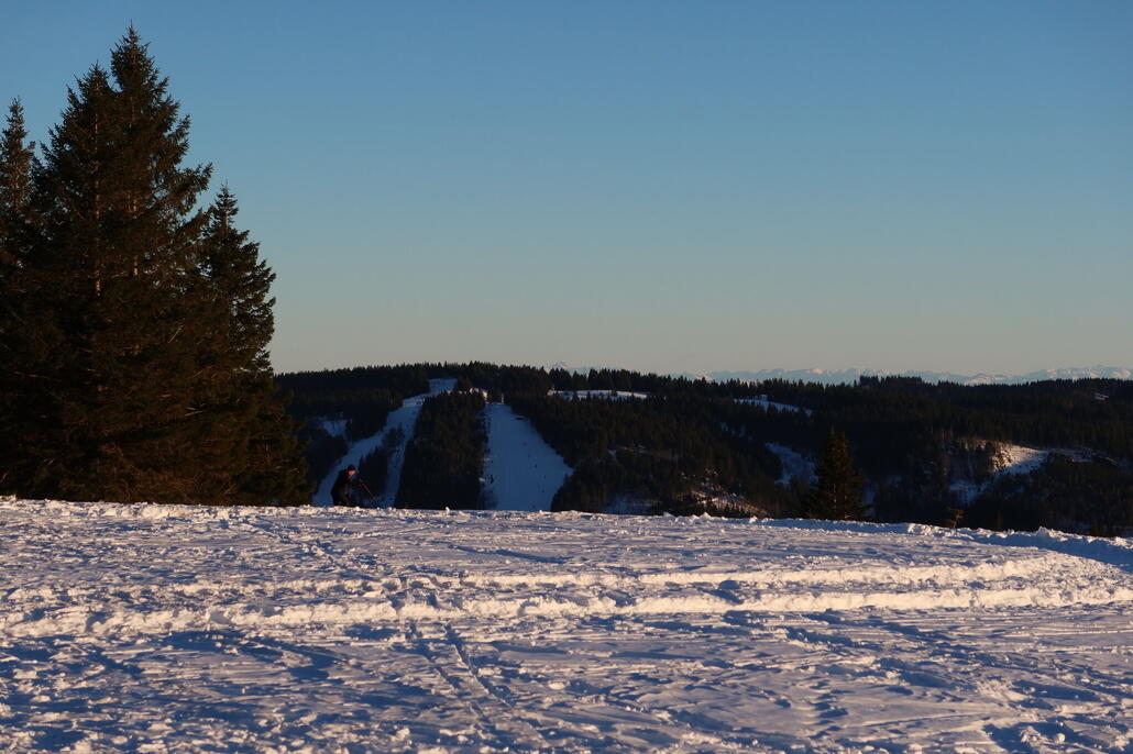 Etwas Aufstieg vom Gipfellift und ein Blick zum Herzogenhorn und den Feldberger Liften wird frei