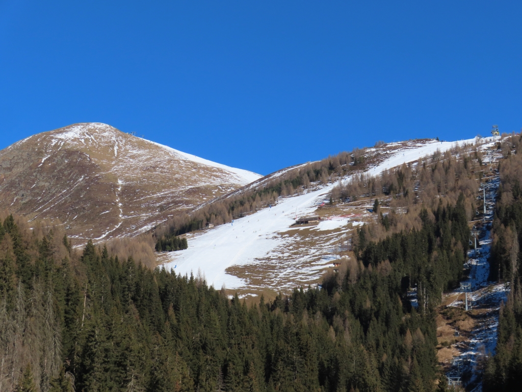 Links der Gitschberg, rechts die Nesselbahn, dazwischen die Piste Nesselwiese, eine dunkelrote Piste mit langen gleichmäßigen relativen starkem Gefälle