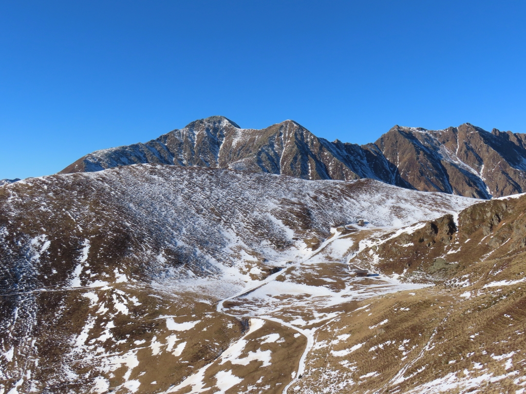 Der Schlepplift Mitterwiese wird wohl nie mehr in Betrieb gehen. Im Alpinforum war mal von einer projektierten Sesselbahn auf den kleinen Gitsch als Ersatz für diesen Schlepplift die Rede, aber das war schon einige Jahre her und in letzter Zeit habe ich nichts mehr dazu gelesen. Die Piste, die von der Talstation der Gitsch-Sesselbahn zur Mitte des Schlepplifts führt, wo dieser eine Kurve hat, war auch nicht geöffnet und es schaut nicht so aus, als ob die in dieser Saison noch mal präpariert wird.