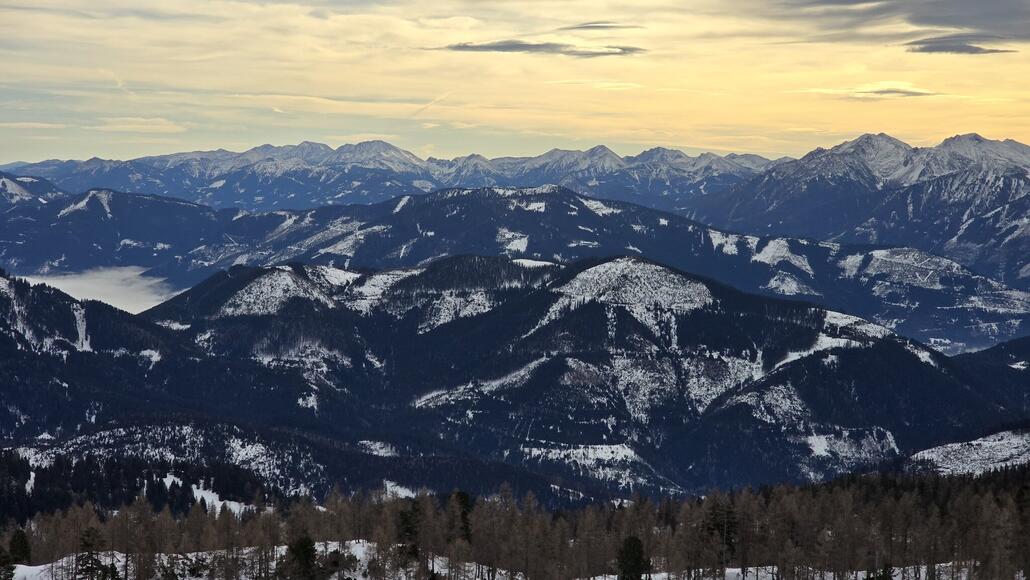 An einem Dezembervormittag mit verfärbtem Himmel ergab sich auf der Wurzeralm eine prächtige Pastell-Panorama-Pinkel-Pause.