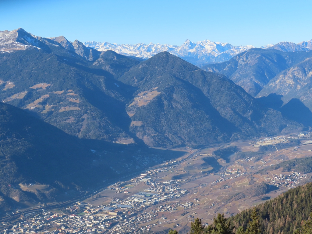 Blick über Brixen hinweg zum Alpenhauptkamm (östliche Stubaier Alpen)