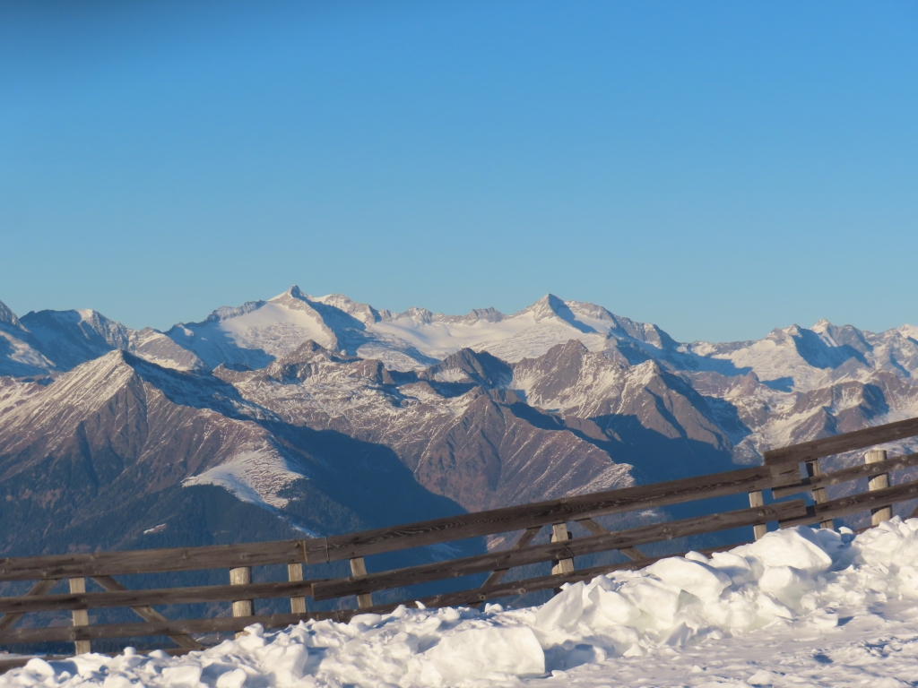 Großer Möseler und Turnerkamp im Alpenhauptkamm (Zillertaler Alpen). Das Bild zeigt, dass in diesem Bereich der Alpen derzeit selbst in großen Höhen nur wenig Schnee liegt.