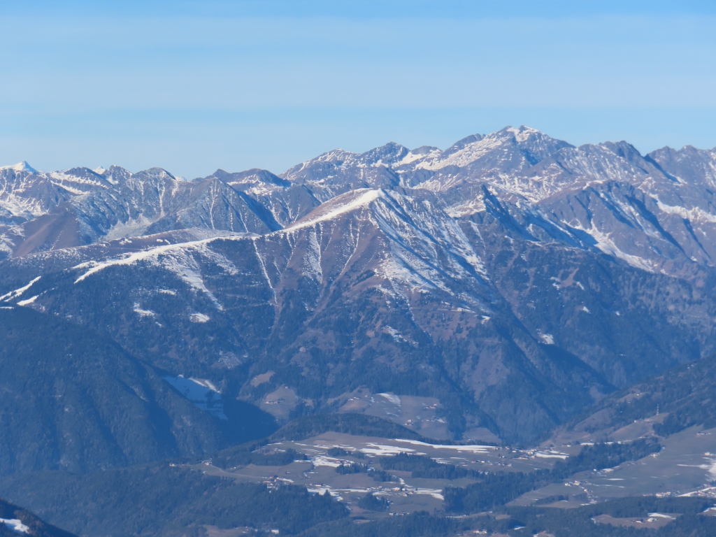 Der Gitsch mit seinen Skipisten. Dahinter die Pfunderer Berge mit der Wilden Kreuzspitze (3135m) als höchsten Gipfel