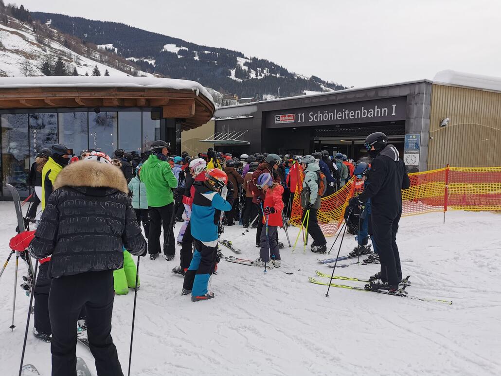 1. Naja Schönleiten um 10:30. Drinnen steht die Traube auch die Stiege runter. Und die Busse von Viehhofen kommend füllen die Bahn weiter auf.