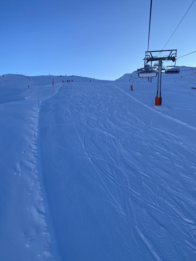 Typisch: “teilweise” nochmals gepistet. Wobei ich ehrlicherweise sagen muss, dass man am Mittag die nochmals gepisteten Abschnitte nicht mehr von den anderen unterscheiden konnte.