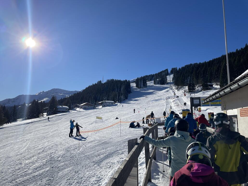 Blick auf den Schlepplift. Hier mussten wir jeweils zwei, drei Minuten anstehen. Die Pisten bleiben entsprechend der Schlepplift-Kapazität leer.