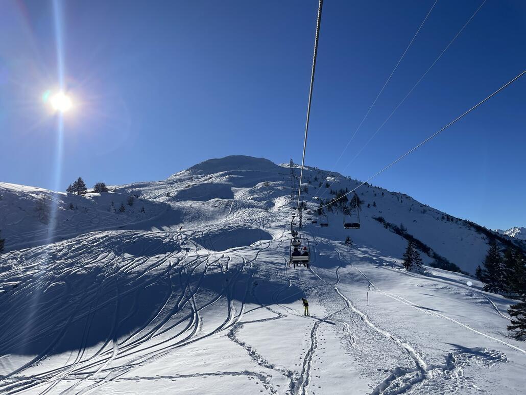 Bergfahrt mit der langsamen Sesselbahn zum Dreibündenstein. Die Aussicht während der Fahrt ist grandios!