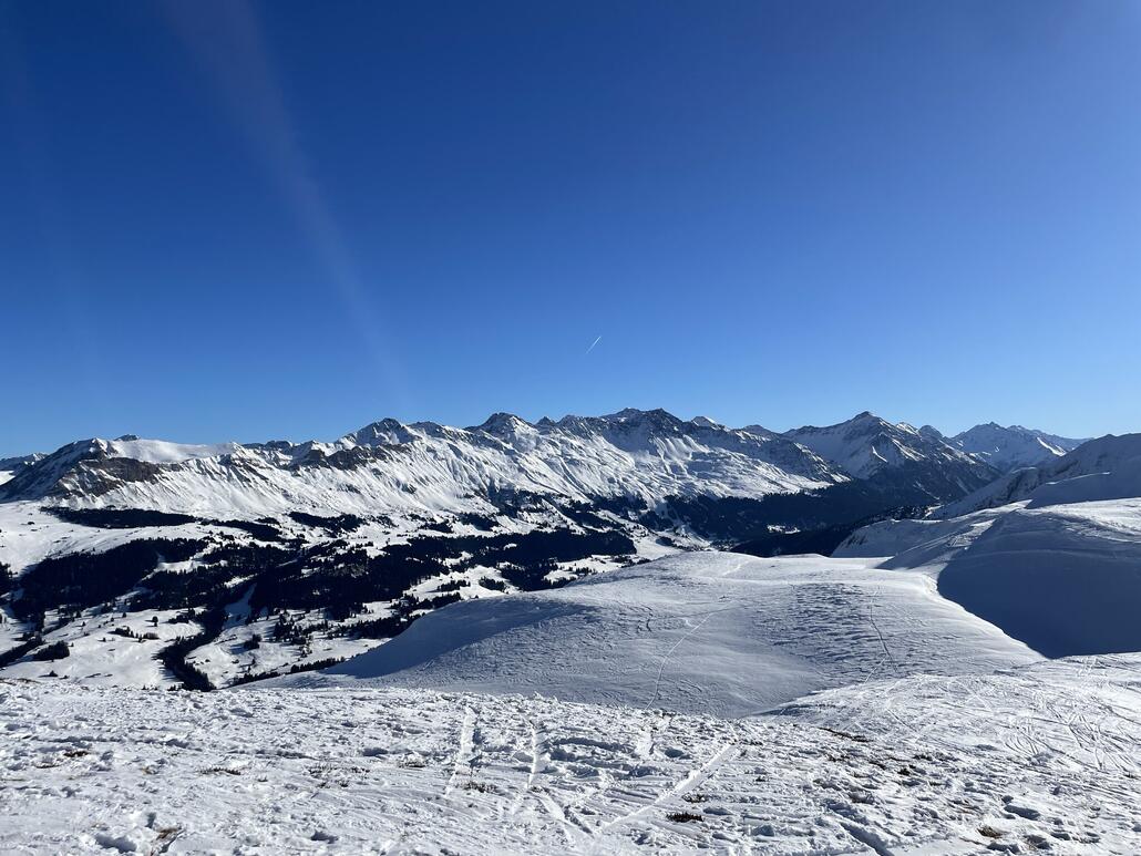 Auf 2160m.ü.M. ist der höchste Punkt des Gebiets. Hier hat man einen 360°-Blick auf die umliegenden Berge und Täler. Auf diesem Bild sieht man zum Beispiel Richtung Lenzerheide mit Schwarz-, Weiss- und Rothorn.