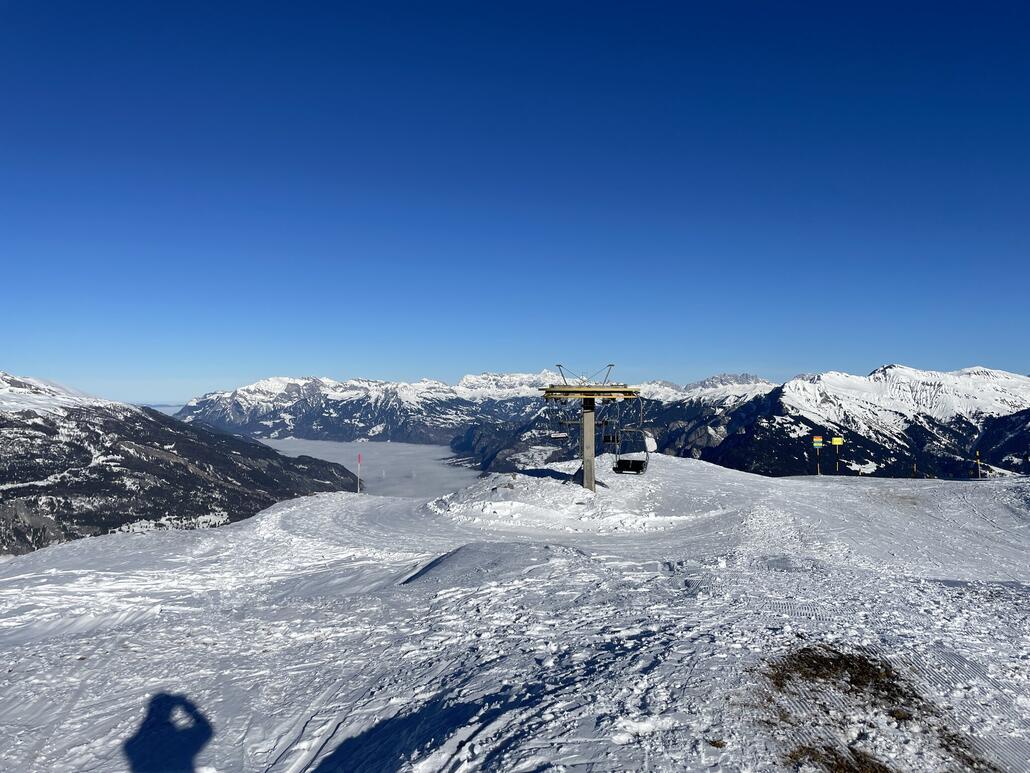 ...und das Rheintal. Ebenfalls auf dem Bild ist die sehr spartanische Bergstation der Sesselbahn abgebildet.