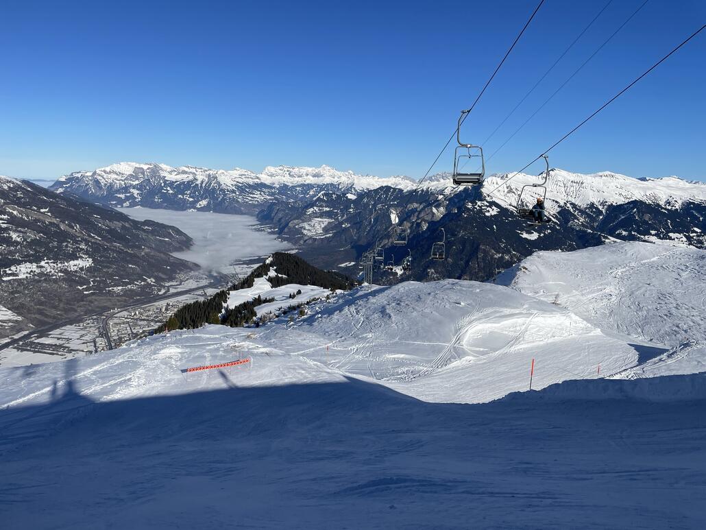 Start der Piste. Der Schnee war durchwegs pulverig, von oben bis unten. Der Blick auf Chur gefällt mir.