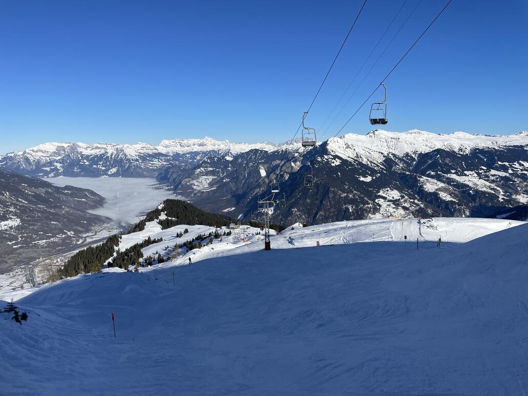 Rechts zweigt die schwarze Abfahrt ab, die wir später auch gefahren sind.
