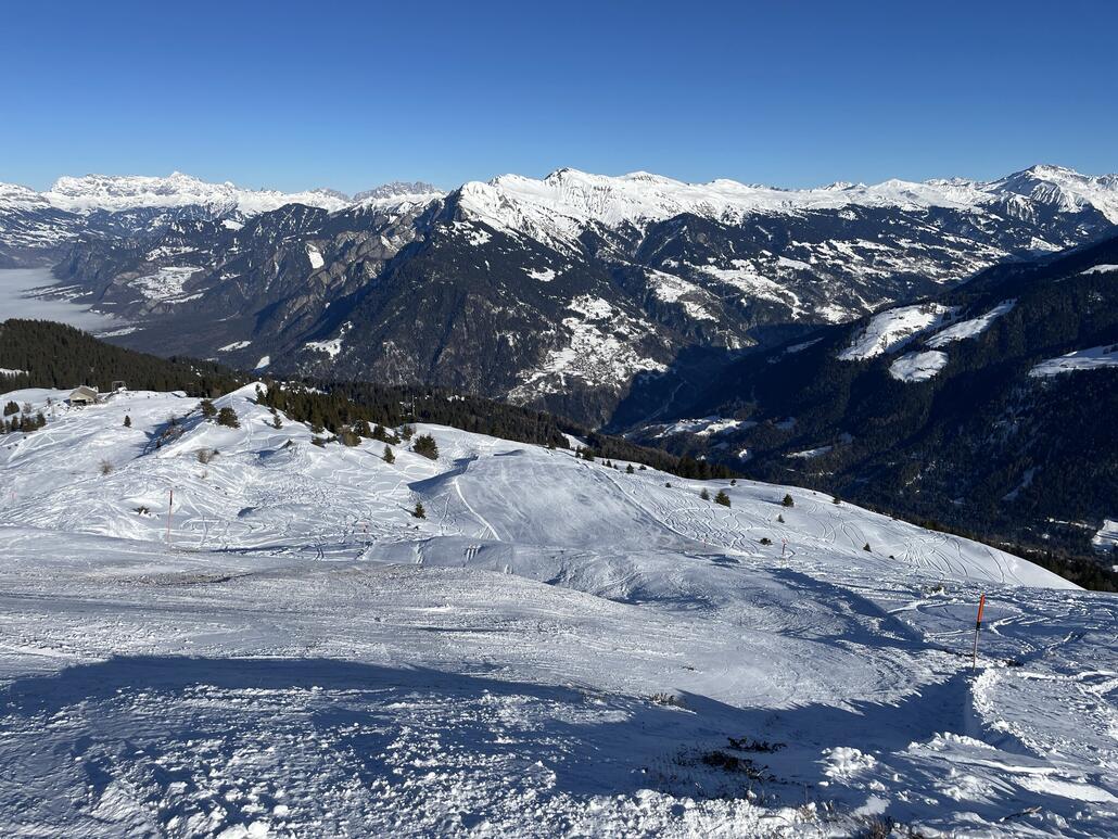 Einfahrt in die schwarze Abfahrt. Aufgrund der knappen Schneelage gestaltet sich der Beginn der Piste als herausfordernd. Der Verlauf der Piste ist toll, wie auf dem Foto zu sehen ist.