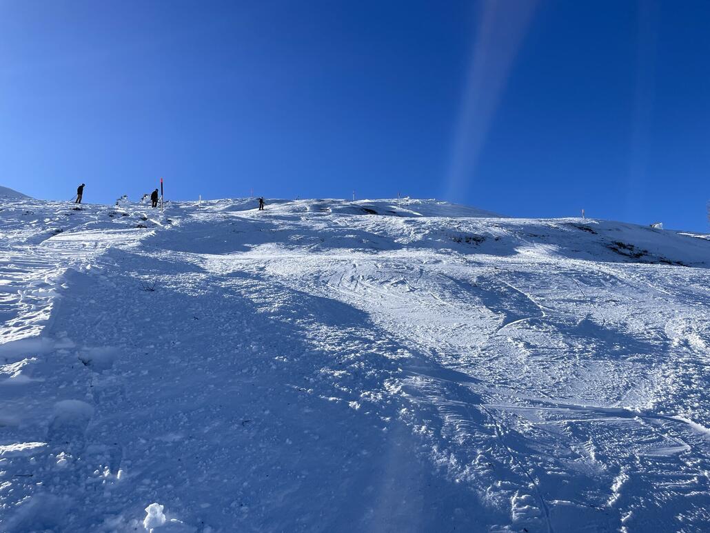 Blick zurück auf die "Piste". Immerhin warnen sie (oben...) vor aperen Stellen und wenig Schnee.