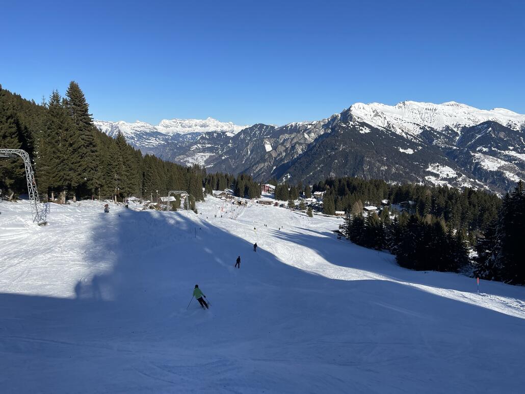 Entlang des Schlepplifts, wie hier im unteren Teil, ist die Schneelage deutlich besser. Die Pisten sind flacher, breiter und weisen immer wieder Varianten auf.