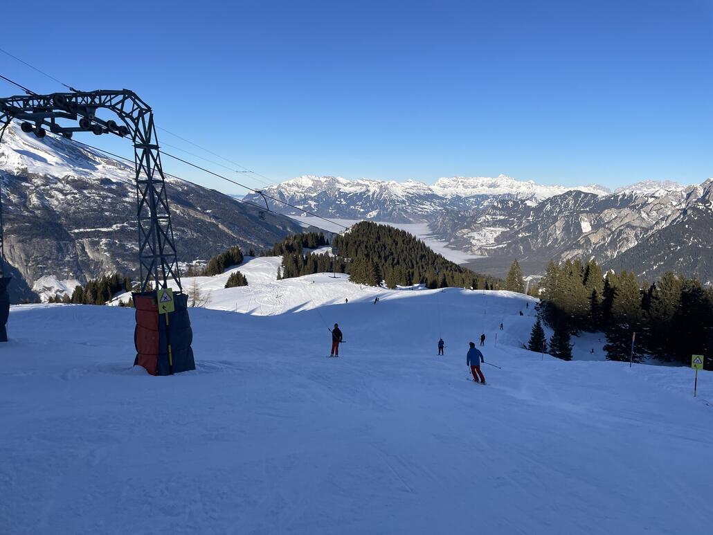 Kurz unterhalb der Bergstation des Schleppers ist die Pistenfläche breit und verspielt.
