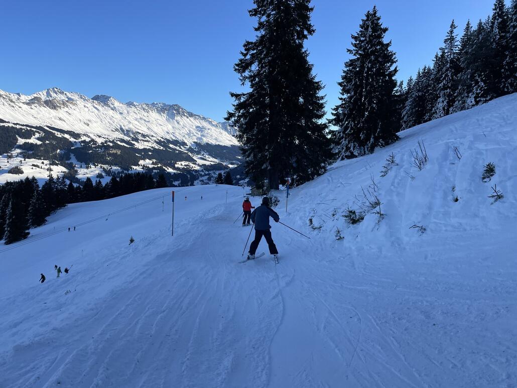Schmaler und steiler Pistenabschnitt samt unübersichtlicher Kreuzung der Schlepplifttrasse, zudem mit Steinen garniert.