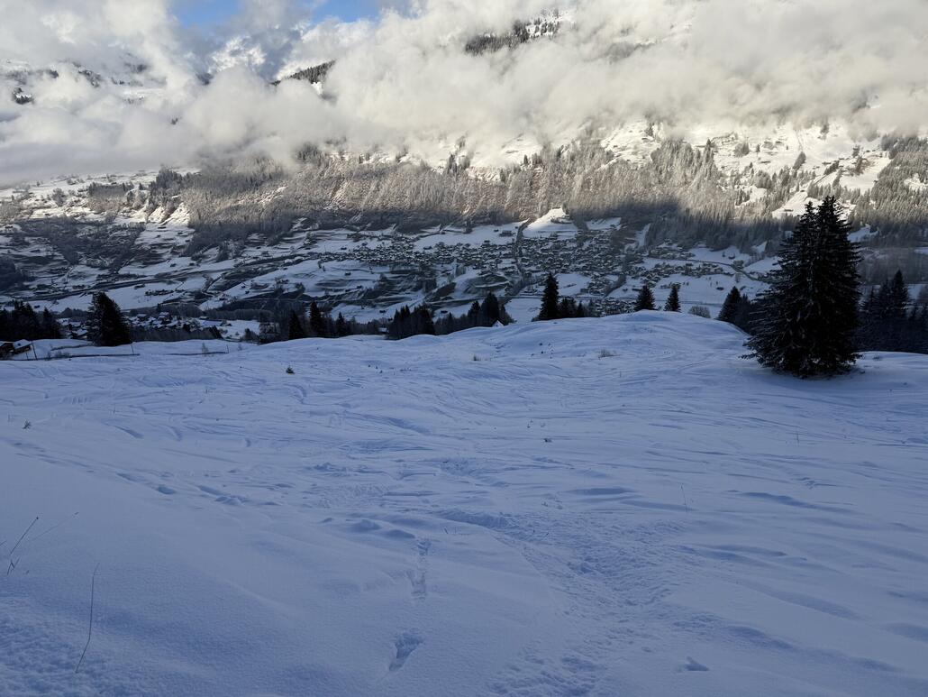 Das Hauptquartier von Alpinfans im Hintergrund
