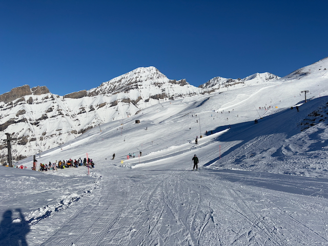 Blick auf den Hauptbereich mit den Pisten 1, 2 und 3. Im Vordergrund der SL Kumme, im Hintergrund der SL Rinderhalde.