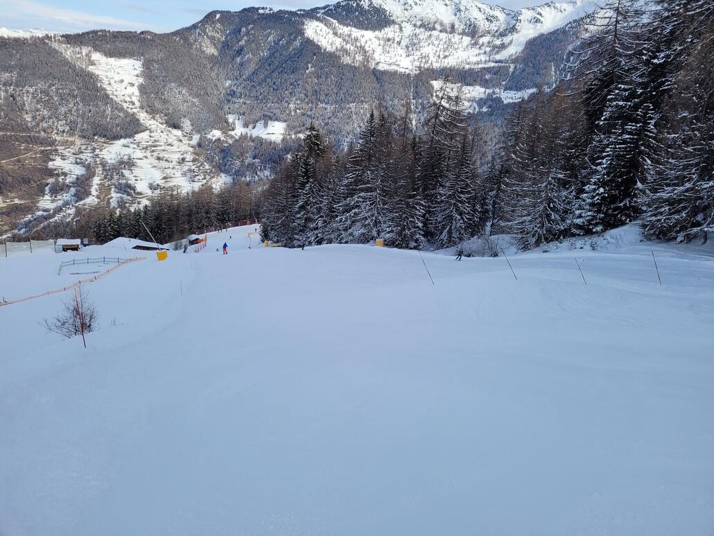 Schneehügel der Schneelanzen mit gesteckten Begrenzungen.