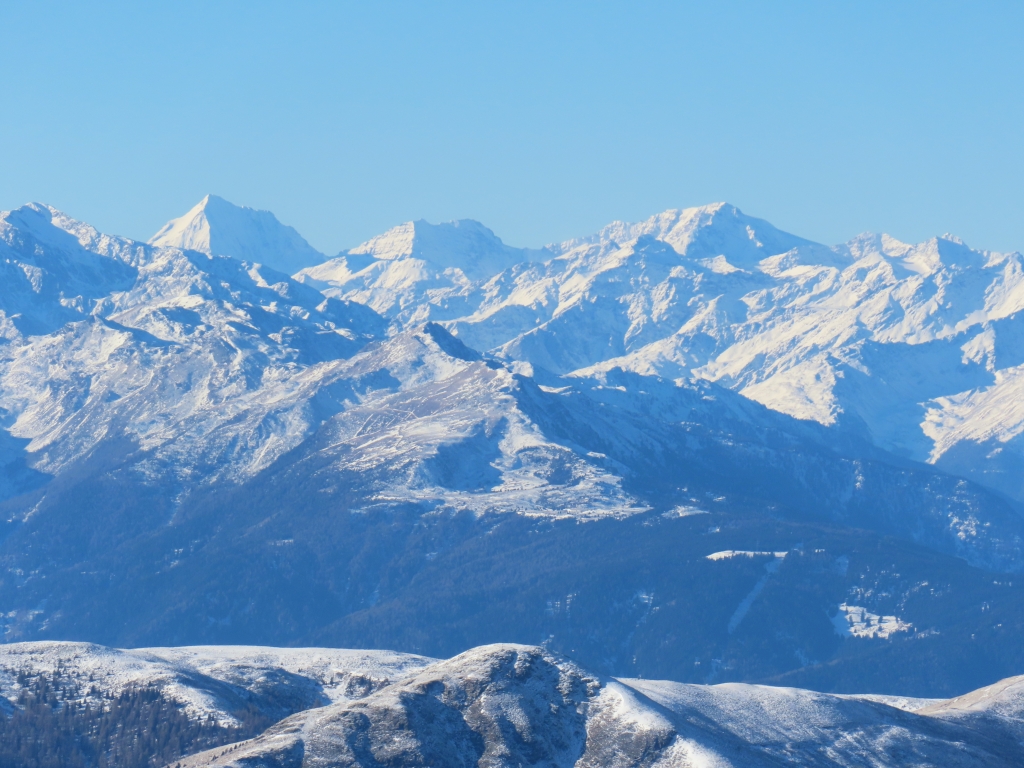 Blick nach Westen zu Ortler/Monte Zebu/Königsspitze. Unten rechts erkennt man das kleine Skigebiet am Vigiljoch.