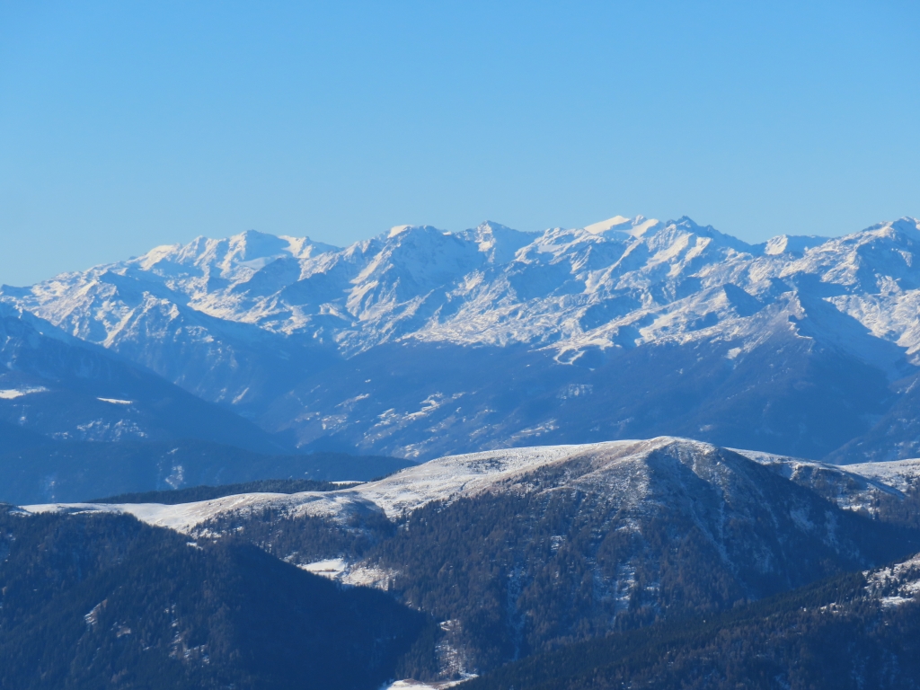 Südlichere Ortlergruppe. Links der Monte Vioz, rechts die weiße Kuppe ist der Cevedale. Im Vordergund vor dem Cevedale erkennt man das Skigebiet Schwemmalm.