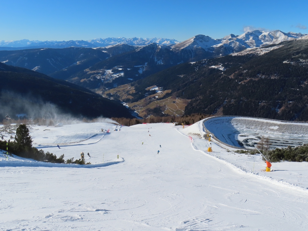 Start der Schönebenpiste. Die laufende Beschneiung ist für den noch nicht geöffneten Funpark