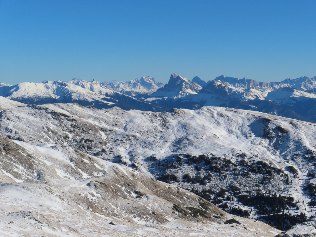 Dolomitenblick. In der Mitte der Peitlerkofel, links davon erkennt man Teile des Skigebiets Plose
