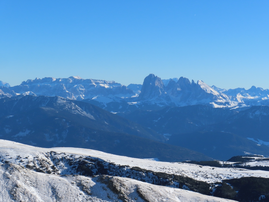 Sella, davor der Ciampinoi, rechts davon die Langkofelgruppe