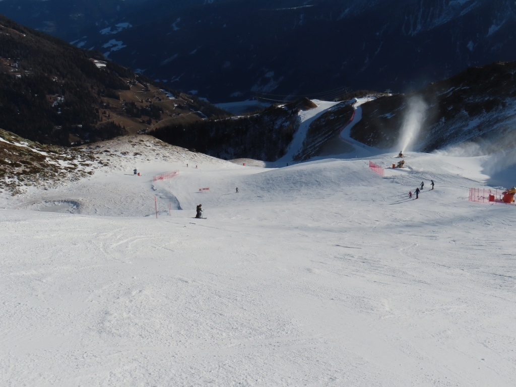Die Asmolpiste war in diesem Bereich noch nicht in voller Breite geöffnet. Der fehlende Teil wird aktuell beschneit.