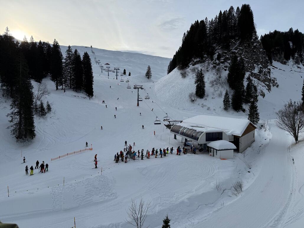 So in etwa waren die Warteschlangen am Vormittag in Hoch Ybrig, hier am Beispiel 6-KSB Hesisbol.