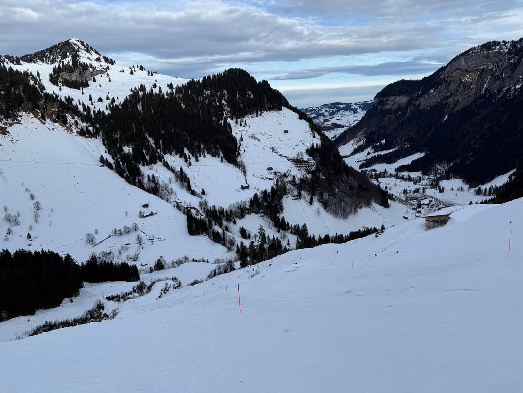 Im Steilhang hatte es in der Tat diverse apere Stellen, mit Vorsicht zum fahren.