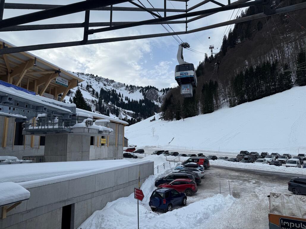 Die alte Gondel trifft in der Talstation ein. Links entsteht die neue TRI-Line Bahn.