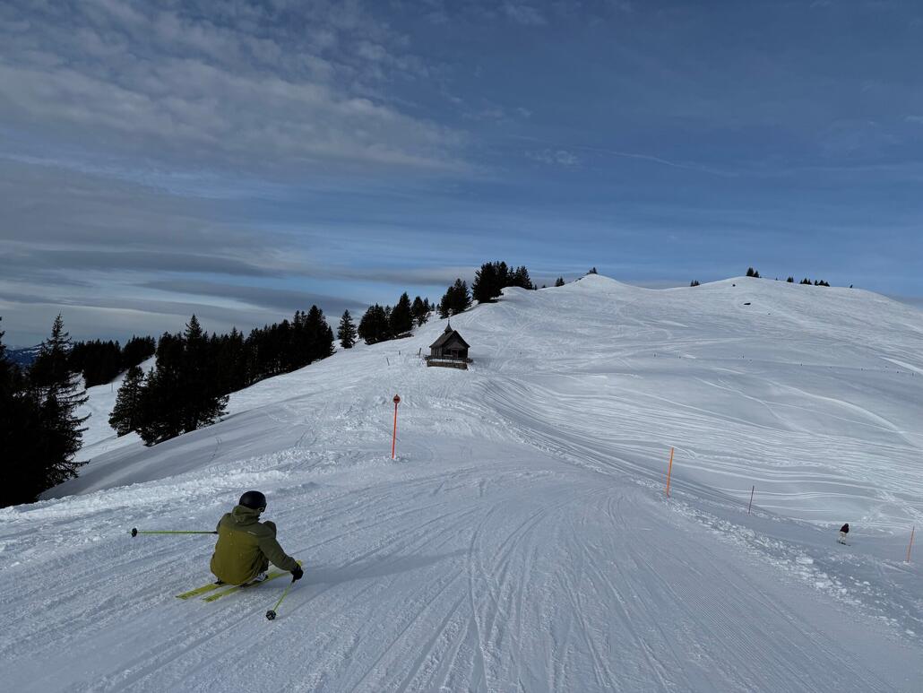 Auf der Abfahrt vom Spiristock runter zum Steinboden, fährt man an eine idyllische Holzkapelle vorbei.