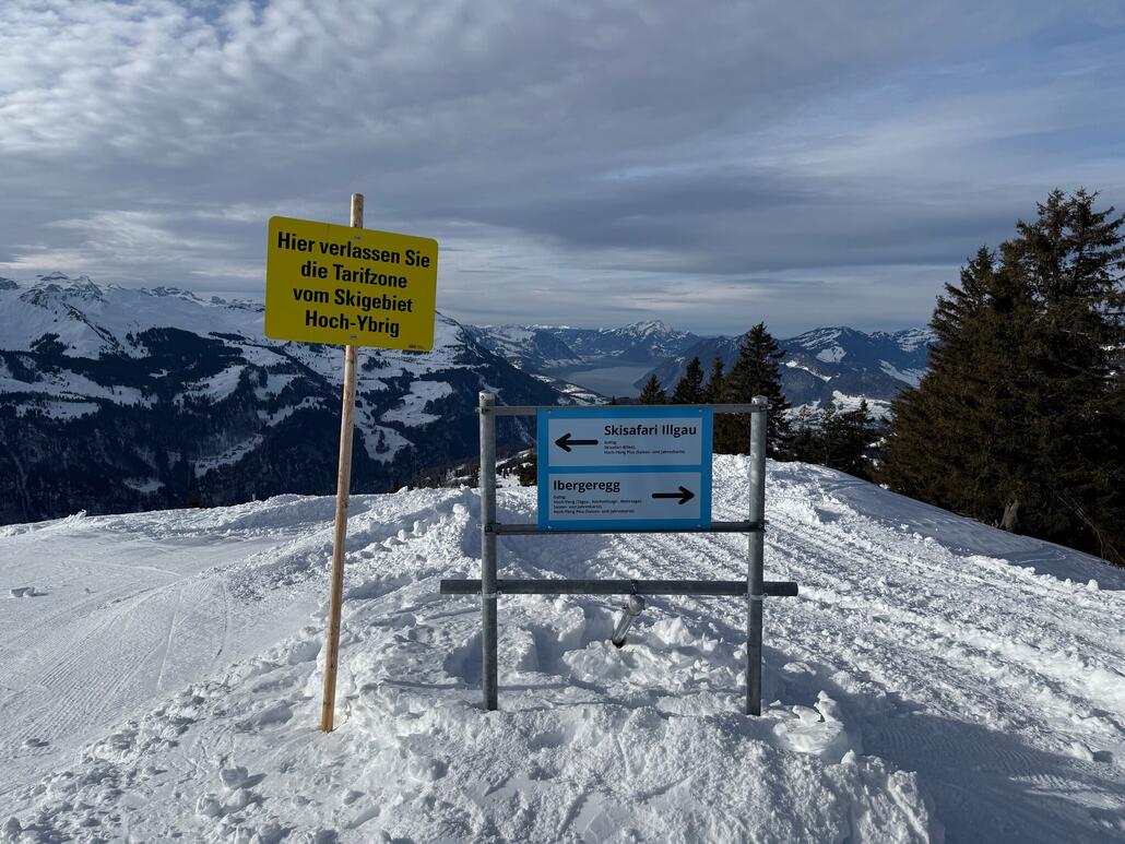 An der Abzweigung Illgau / Ibergeregg. Nach Illgau verlässt man final die Tarifzone. Immerhin wird da klar darauf hingewiesen.