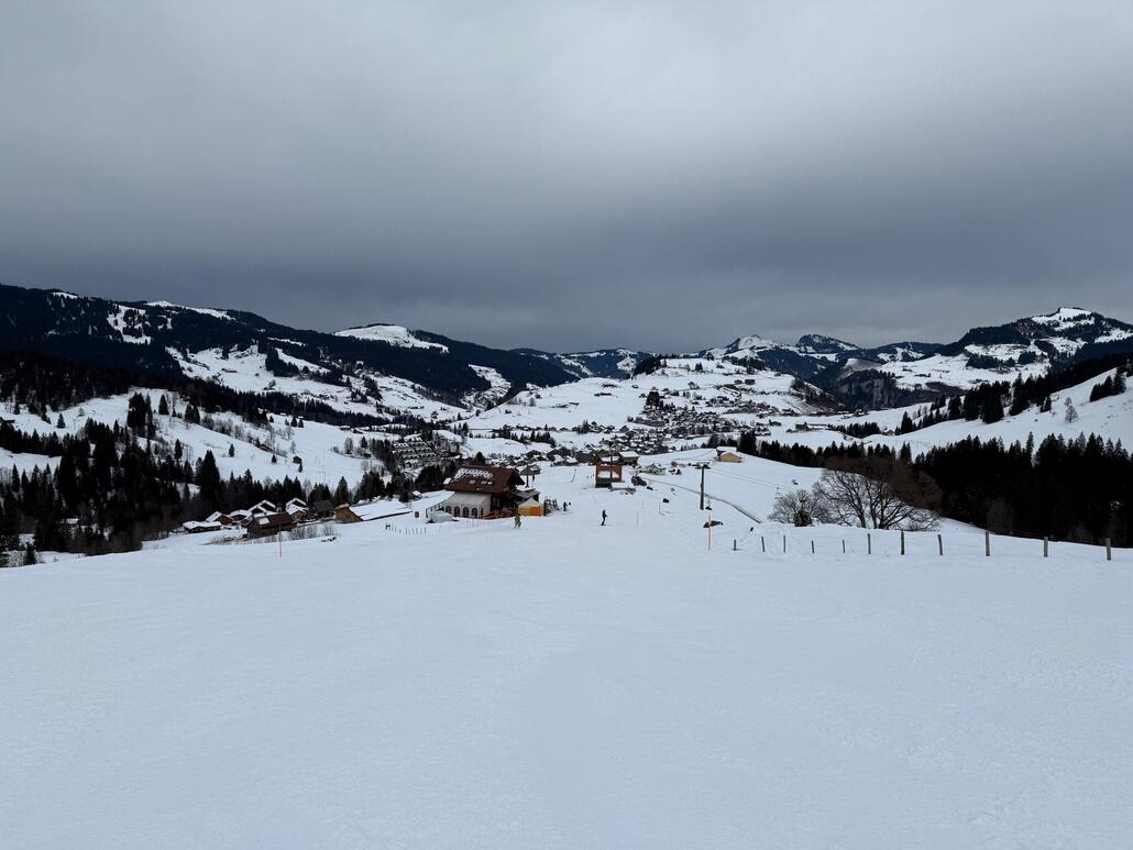 Abfahrt von Steinboden runter nach Laucheren, am Bauernhöfen vorbei. Hier riecht es sogar nach Innerschweiz!