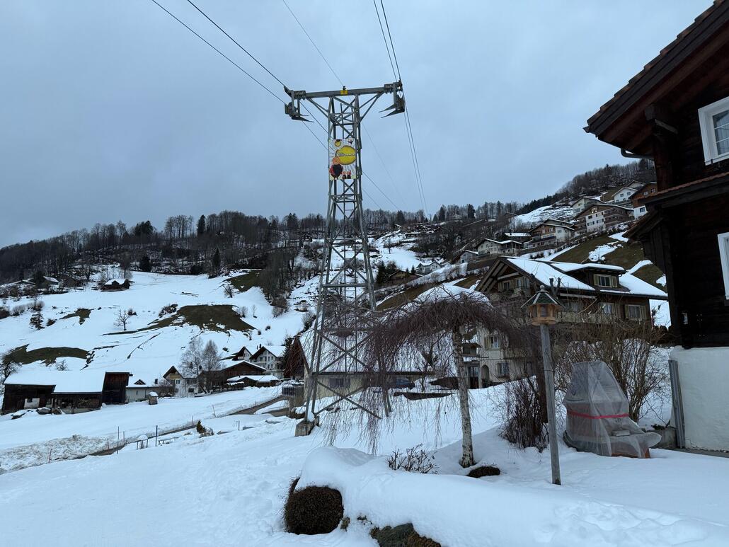 Blick zurück auf die Seilbahn nach St. Karl.
