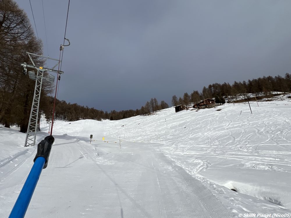 Skilift und Piste Moosalp