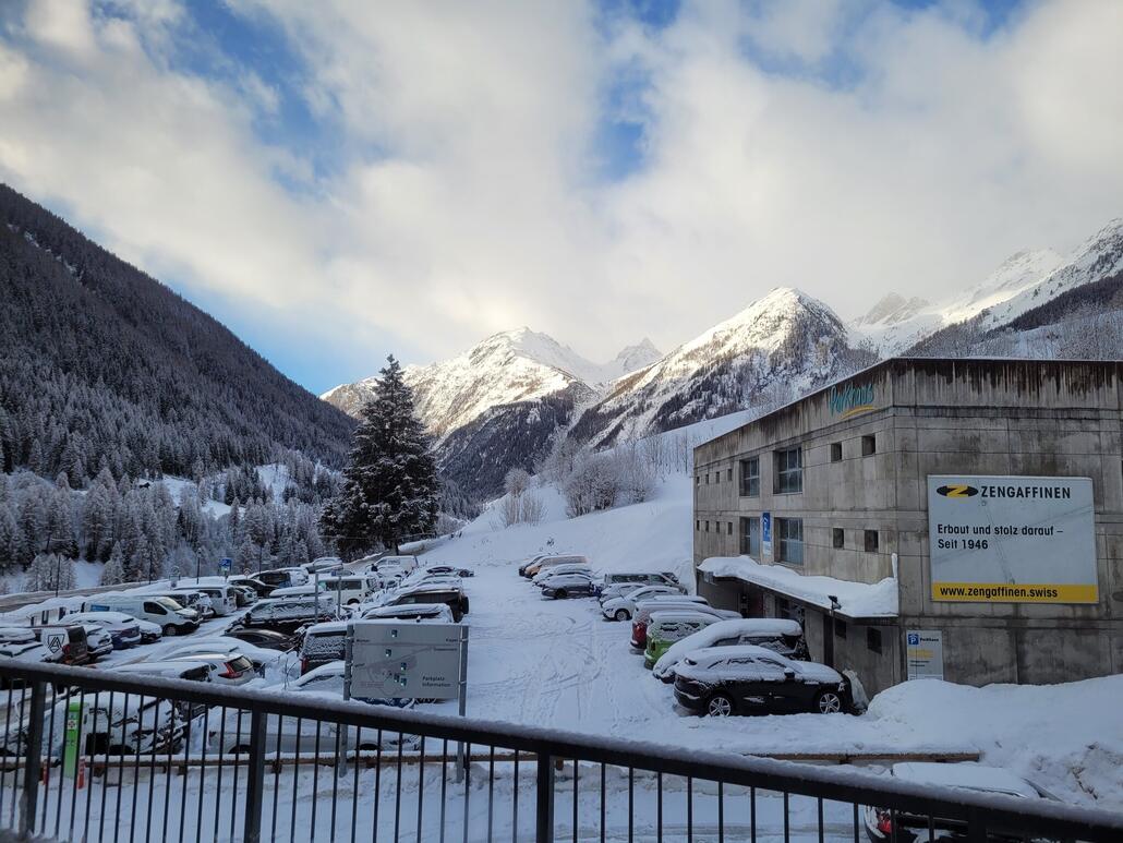 Den Autos nach zu urteilen kann man die Tagesgäste an einer Hand abzählen. Fast alle sind mit einer Schneeschicht bedeckt.