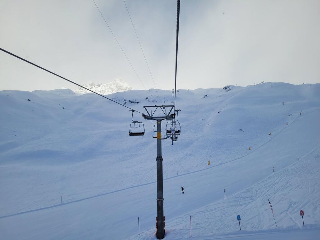 Eine 3-KSB geht nach dem ersten Sessel weiter hoch. Das letzte Mal bin ich so eine Bahn in der Skiwelt gefahren