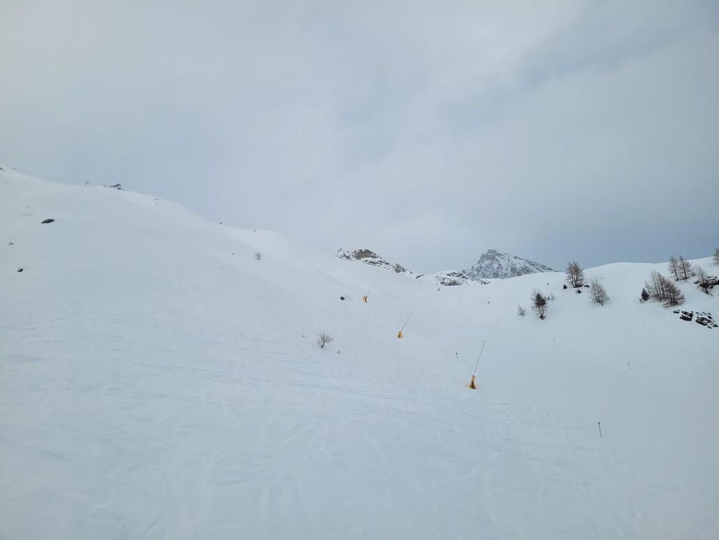 Die Pisten an der 3KSB wissen zu überzeugen. Insbesondere die schwarze hier im Bild ist sehr gut. Die 10cm Neuschnee auf der Piste machen Spass. Insbesondere weil es gespenstisch leer ist