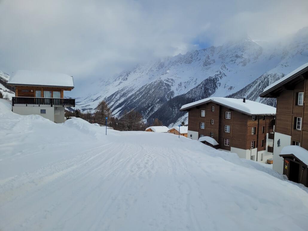 Um 12.30 dann die Talabfahrt. Die Häuser sind für Skifahrer etwas ungünstig gelegen, da nur die Talabfahrt erreichbar ist