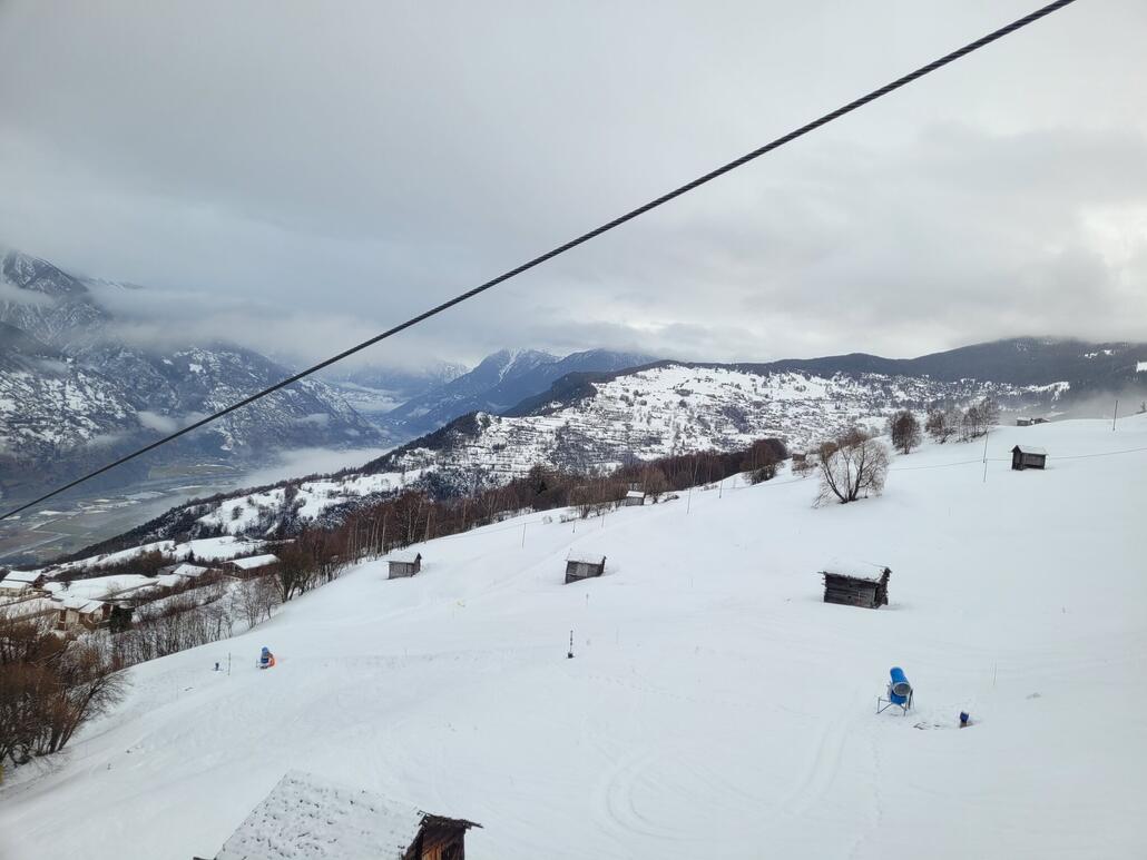 Talabfahrt am Sessel. Sind den Spuren nach zu urteilen heute max. 10 Leute gefahren..