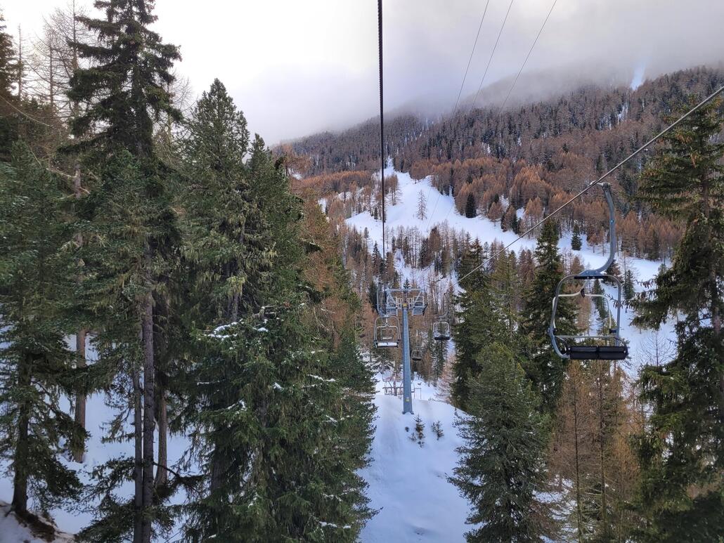 Der war aber nur wegen des geringen (oder nicht existierenden) Andrangs nur pausiert - und wurde dann für mich persönlich angeworfen. In kompletter Einsamkeit schippere ich durch den Wald