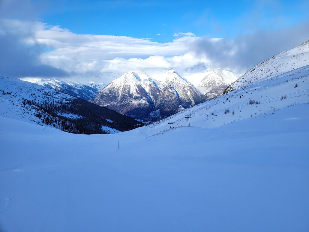 Dort dann Wiederholungsfahrten bis Liftschluss im Privatgebiet. Schon eine seltsame Atmosphäre heute hier. Bis zum Ende surfe ich in nassem, unverspurtem Neuschnee.