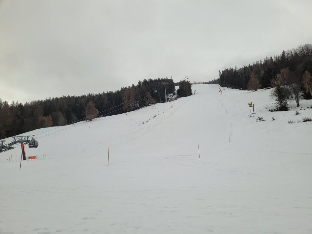 Ankunft an der Ours um 9. Neben mir 3 andere Autos am Parkplatz. Möglicherweise die Mitarbeiter der Hütte. <br />Sicht ist zumindest akzeptabel und übertrifft meine Erwartungen.<br />Auf der Piste dann bis zur Mittelstation wieder noch unverspurter Neuschnee, unterhalb der Mittelstation geht das in feinen Nieselregen über.<br />Die ersten 2 Abfahrten machen wirklich Spass, positive Überraschung!