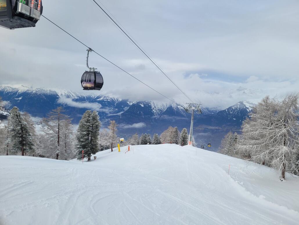 Auch die Abfahrt nach Veysonnaz lässt sich noch wirklich schön fahren.<br />Es gilt wie gestern in Eischoll/Unterbäch: Wäre mehr Betrieb wären die Bedingungen bereits jetzt katastrophal. Aufgrund der Leere aber (noch) gut.<br />An der Seilbahn werden meiner Kabine wie in der Waschstrasse die Fenster gereinigt und vom Schnee befreit. ;)
