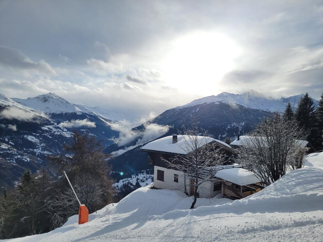 Eterolla Sessel (noch) zu, daher den kleinen Umweg über Thyon 1600 in der Sonne.<br />Dann geht es über dem Cheminée Schlepper nach Nendaz.