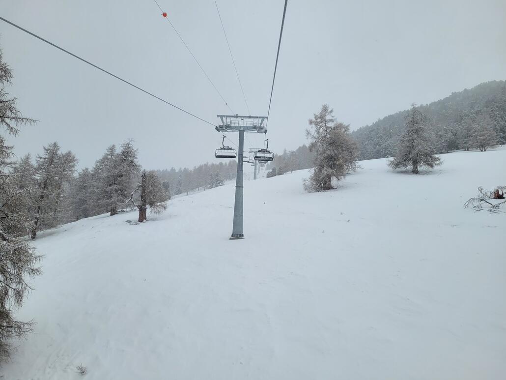 Auf gleicher Trasse aber mit deutlich höherer Geschwindigkeit. Endlich! Sessel haben automatische Verriegelung, Fussraster und Sessel gefallen mir aber.