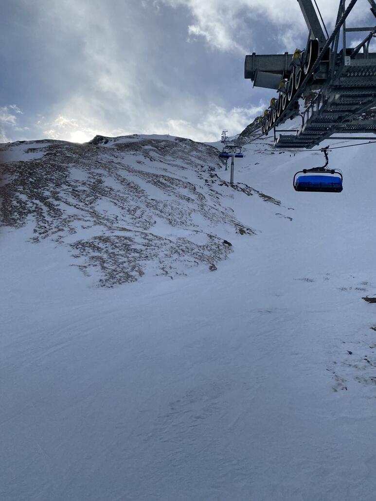 Man sieht, wie verblasen es immer noch ist. Ausserdem hat man wieder mit der Unsitte angefangen, nur jede zweite Sessel am Hirli auszufahren. Kundenorientierung geht anders.